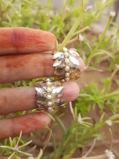 [J15] Golden Leaf Bangles with Pearl Detail