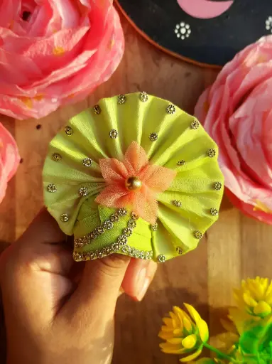 [P15] Harit Pankh Pagdi – Laddu Gopal Pagdi with Floral Charm